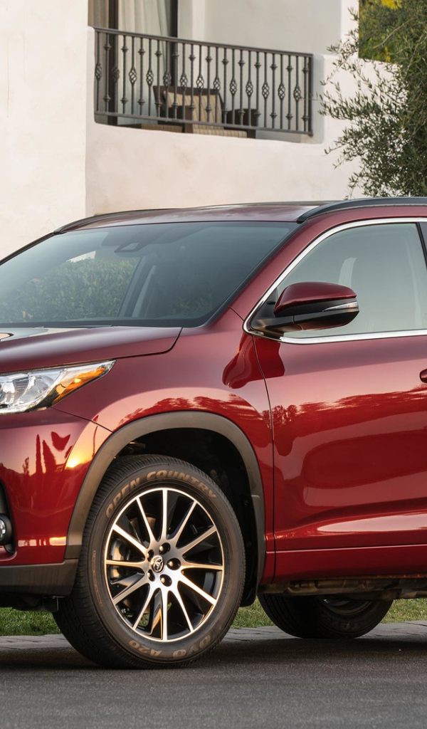 Красная Toyota Highlander 2017 года 