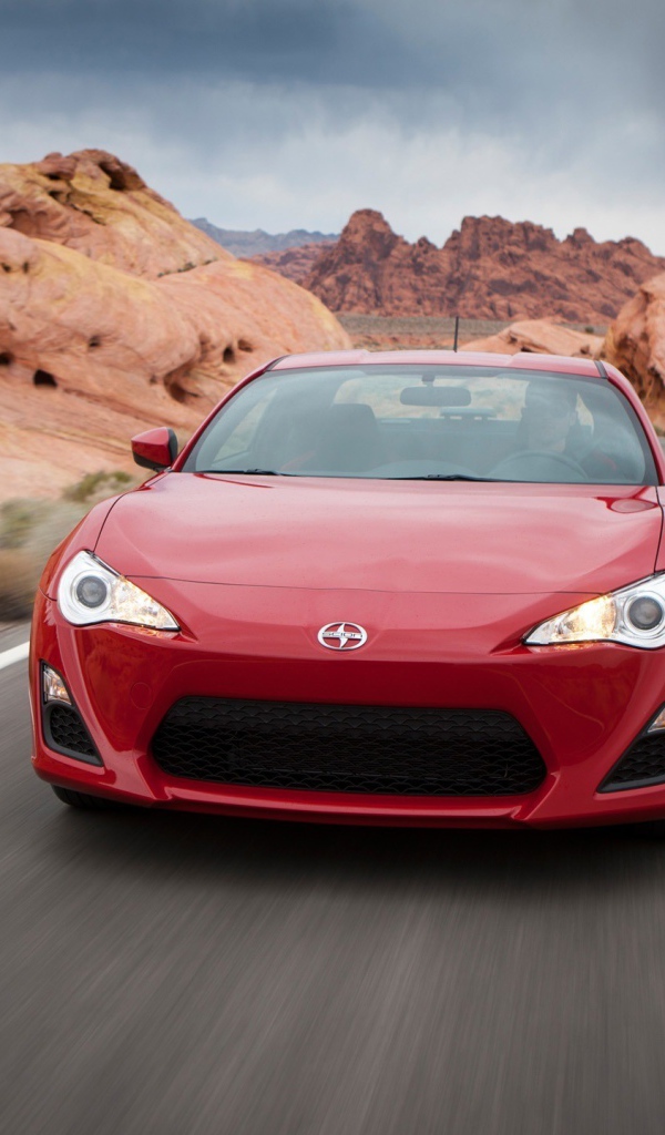 Красный автомобиль Toyota GT86 на трассе 