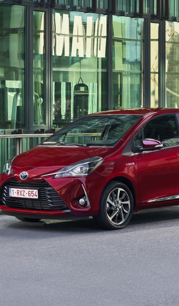 Красный автомобиль Toyota Yaris Hybrid, 2017 