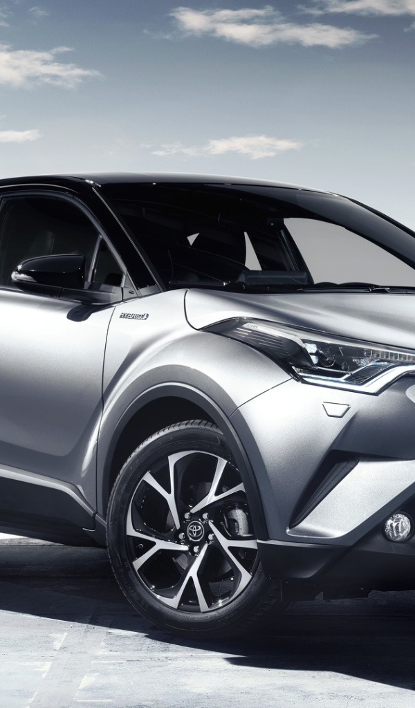 Серебристый кроссовера Toyota C-HR 2017 года 