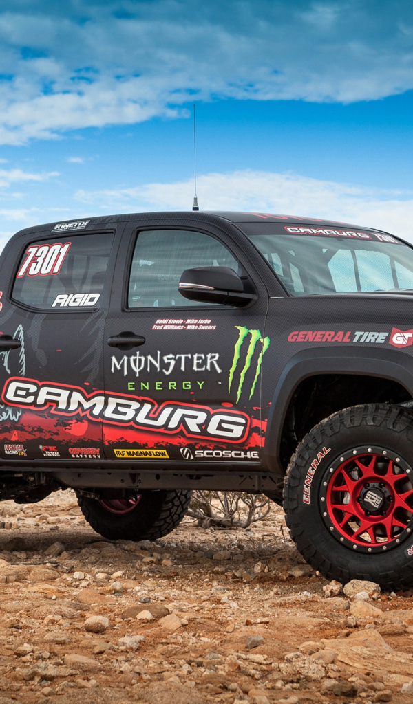 Автомобиль пикап Toyota Tacoma на фоне голубого неба