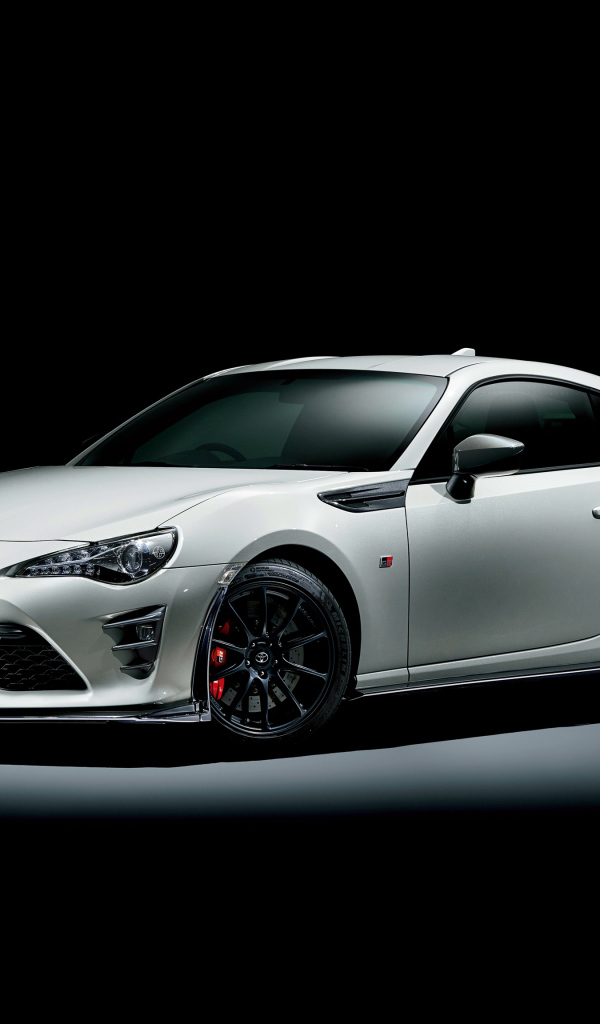 Белый спортивный автомобиль Toyota 86 GR на черном фоне