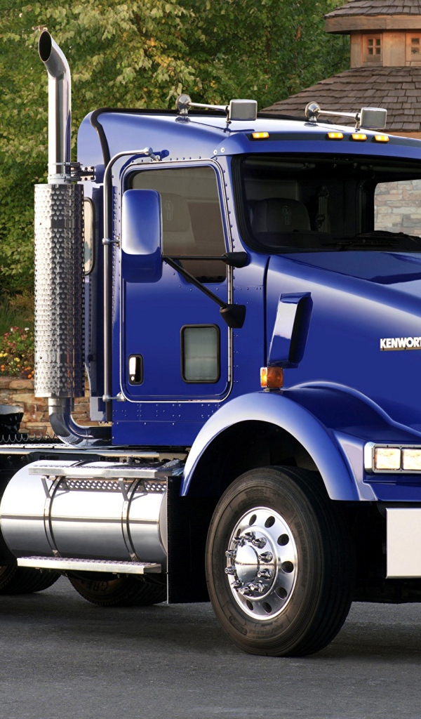 Большой синий грузовик  Kenworth