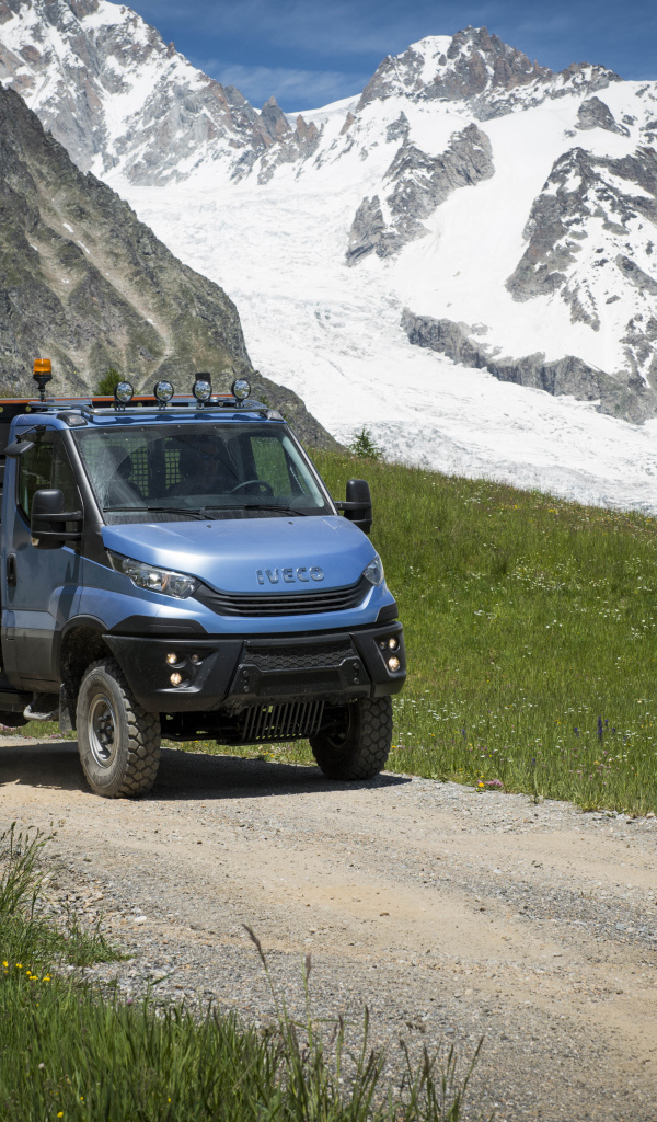 Синий грузовик IVECO Daily 55 4x4 Chassis Cab на фоне гор