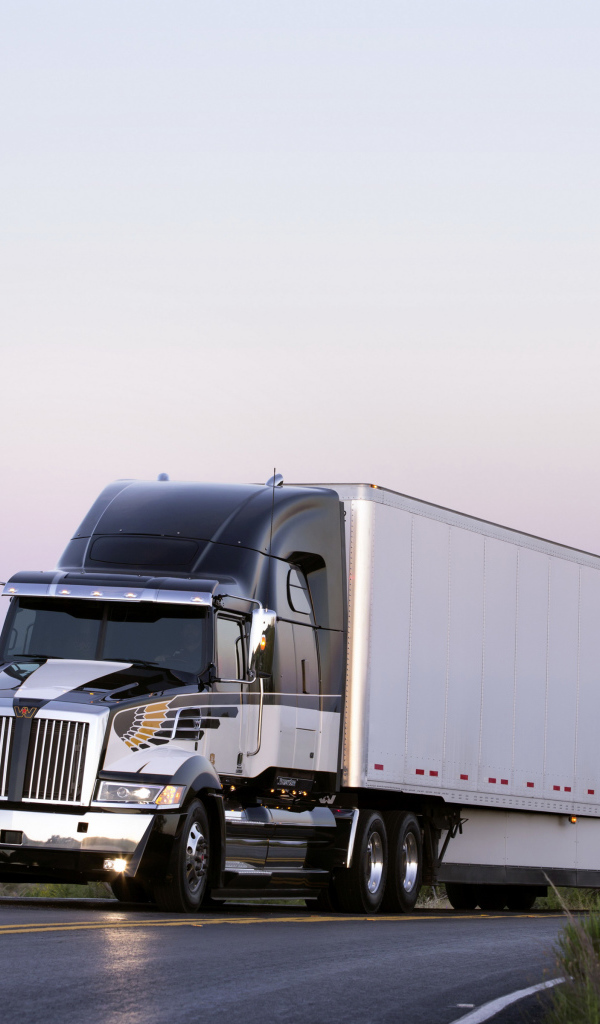 Грузовик Western Star 5700XE на трассе