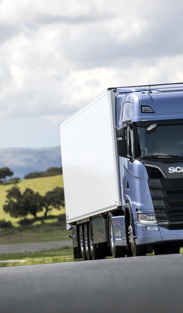 Два голубых грузовика Scania S 700 на трассе