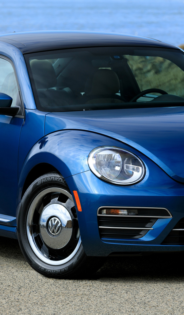 Синий автомобиль купе Volkswagen Beetle Turbo, 2018