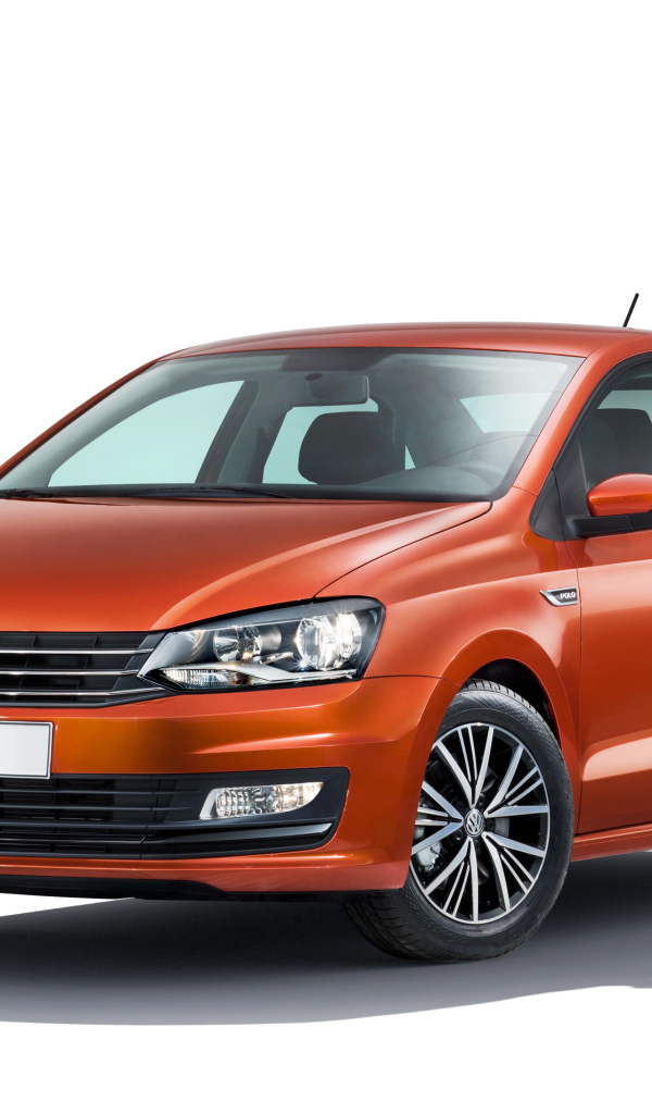 Оранжевый автомобиль Volkswagen Polo на белом фоне