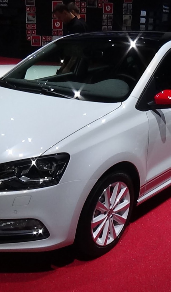 Презентация белого Volkswagen Polo 2017 года 