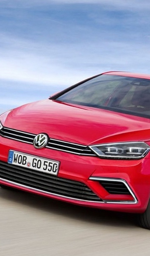 Красный Volkswagen Golf модель 2017 года 