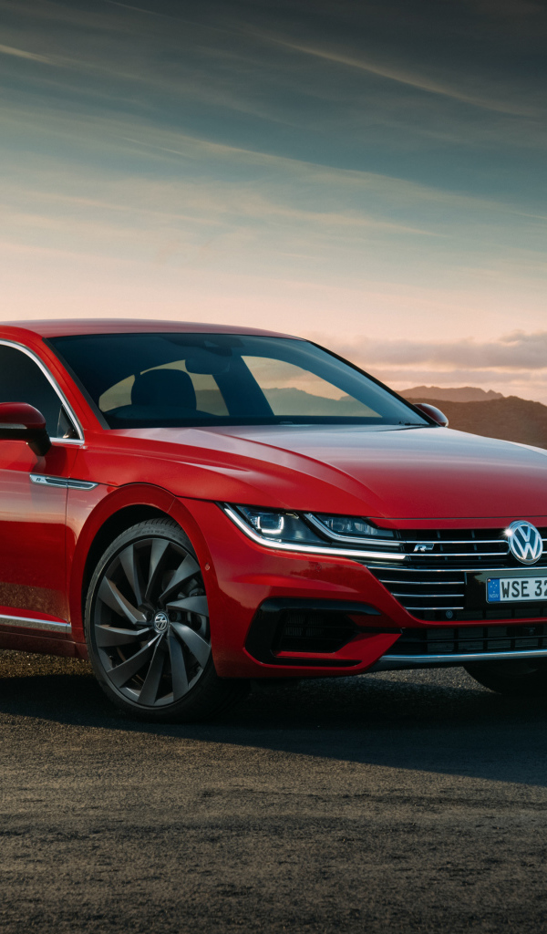 Красный стильный автомобиль Volkswagen Arteon 4MOTION R-Line, 2017