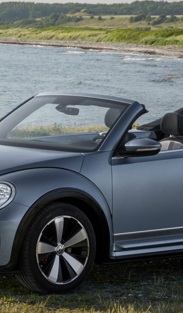 Серебристый Volkswagen Beetle Cabriolet  2017 года 