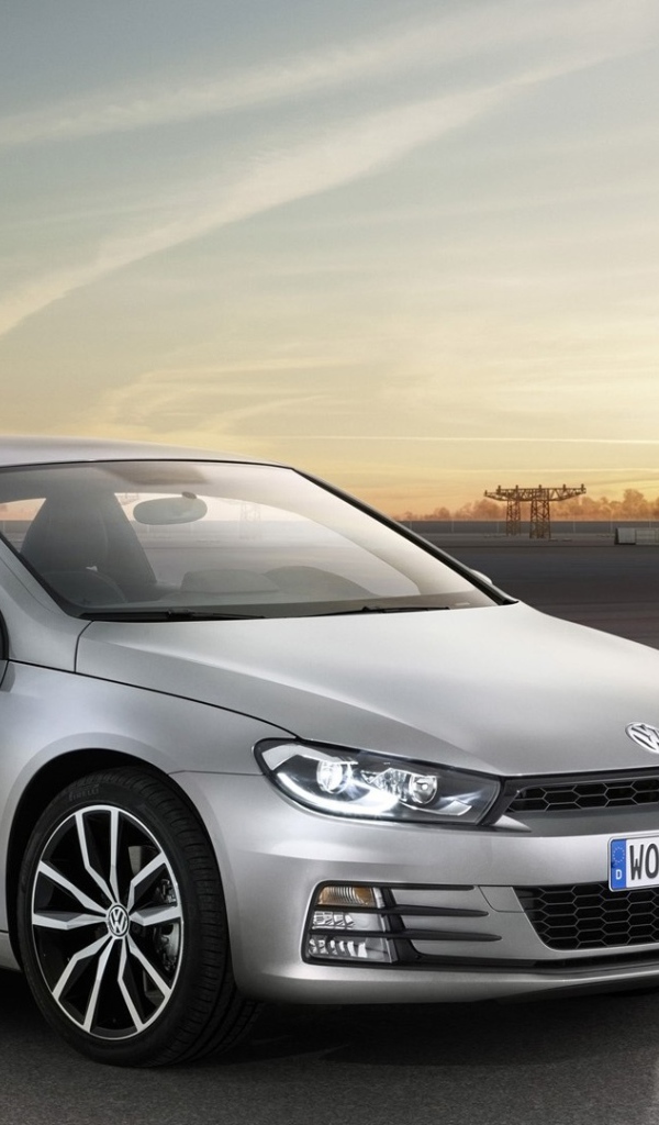 Серебристый Volkswagen Scirocco 2017 года на фоне взлетной полосы 