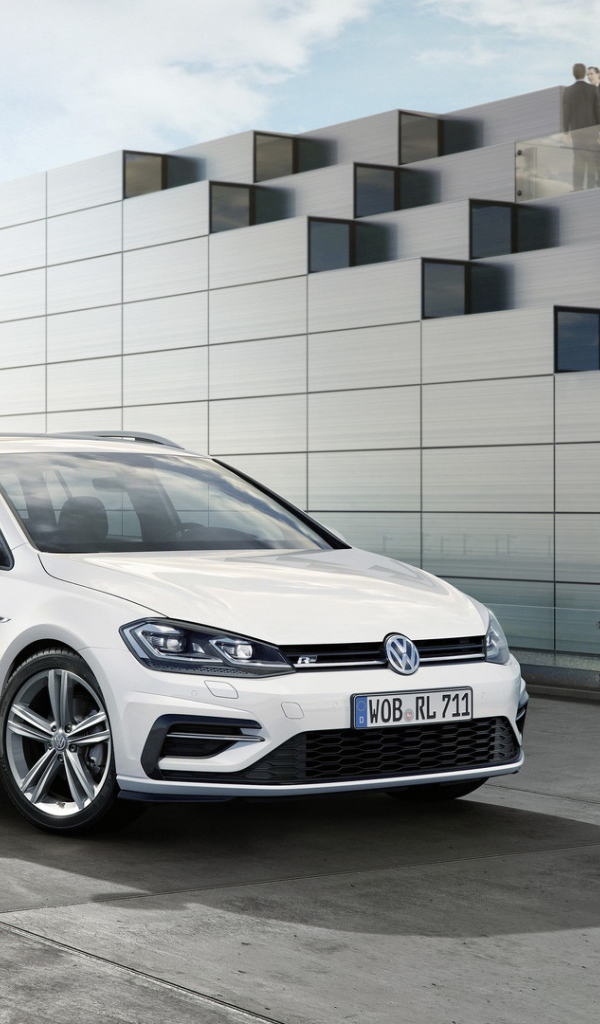 Белый Volkswagen  Golf  R-Line 2017 года 