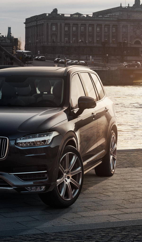 Черный кроссовер Volvo XC90 у реки