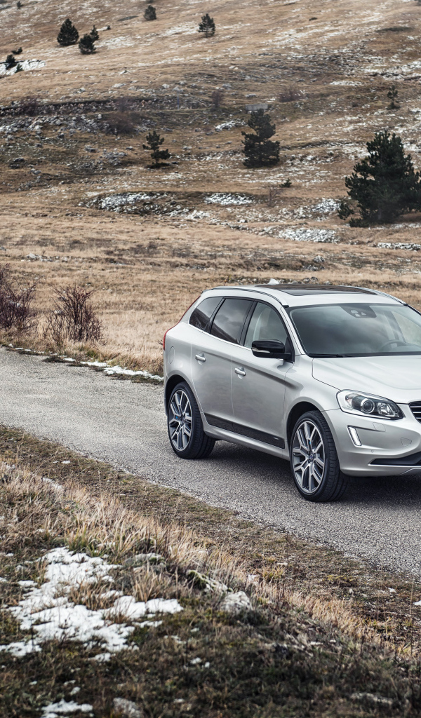 Серебристый внедорожник Volvo XC60 на трассе