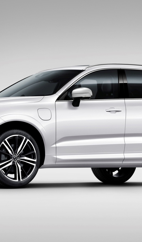 Серебристый  автомобиль Volvo XC60 T8 R Design, 2017 