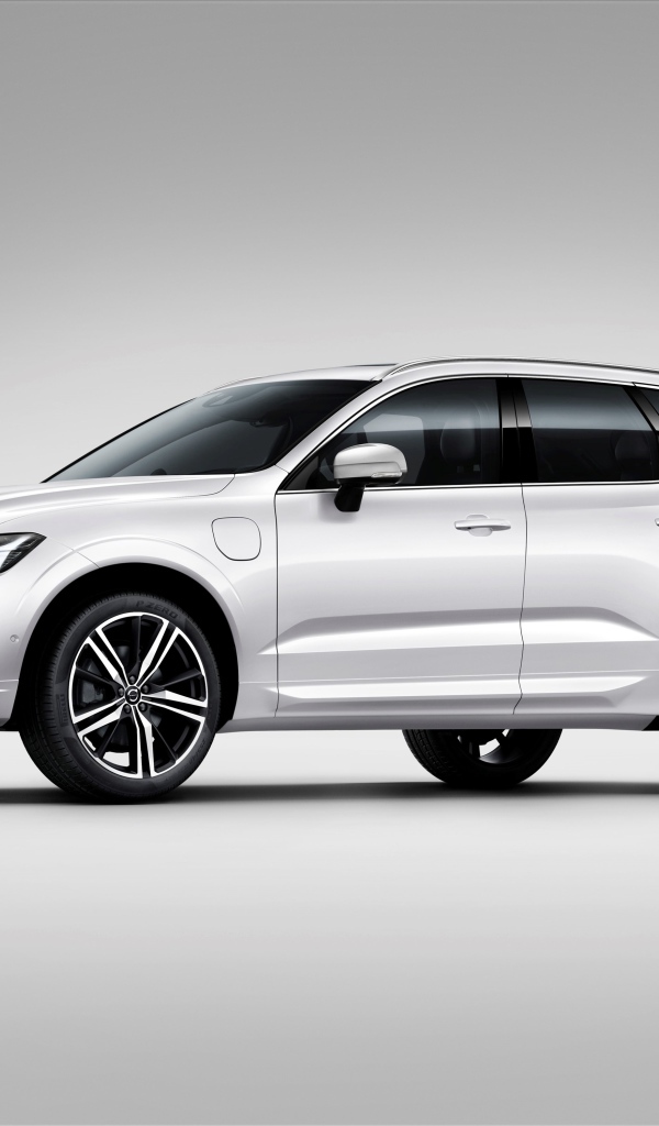 Белый автомобиль Volvo XC90 T8 R-Design, 2017 