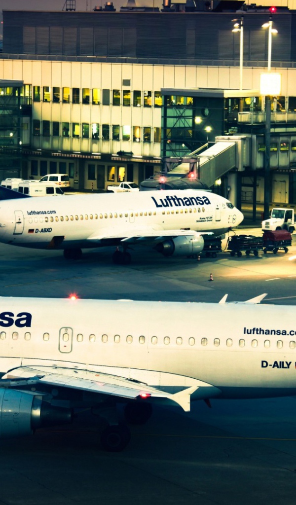 Airbus A-319  авиакомпании Lufthansa в вечернем аэропорту 