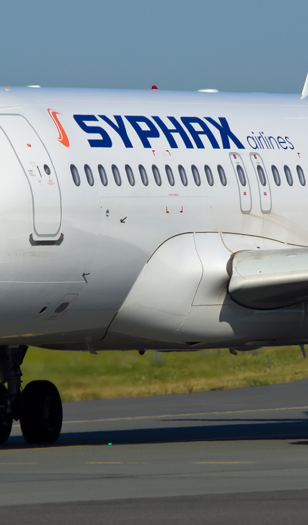 Самолет Airbus A319 авиакомпании Syphax Airlines на взлетной полосе 