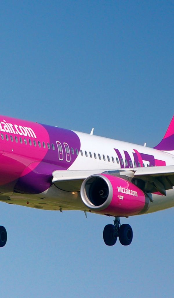Самолет Airbus авиакомпании Wizz Air посадка  в лондонском аэропорту  