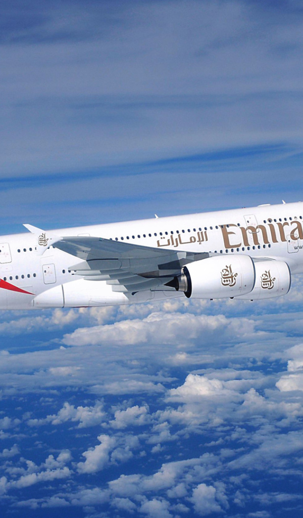 Авиалайнер Airbus A380 авиакомпании Emirates полет над облаками