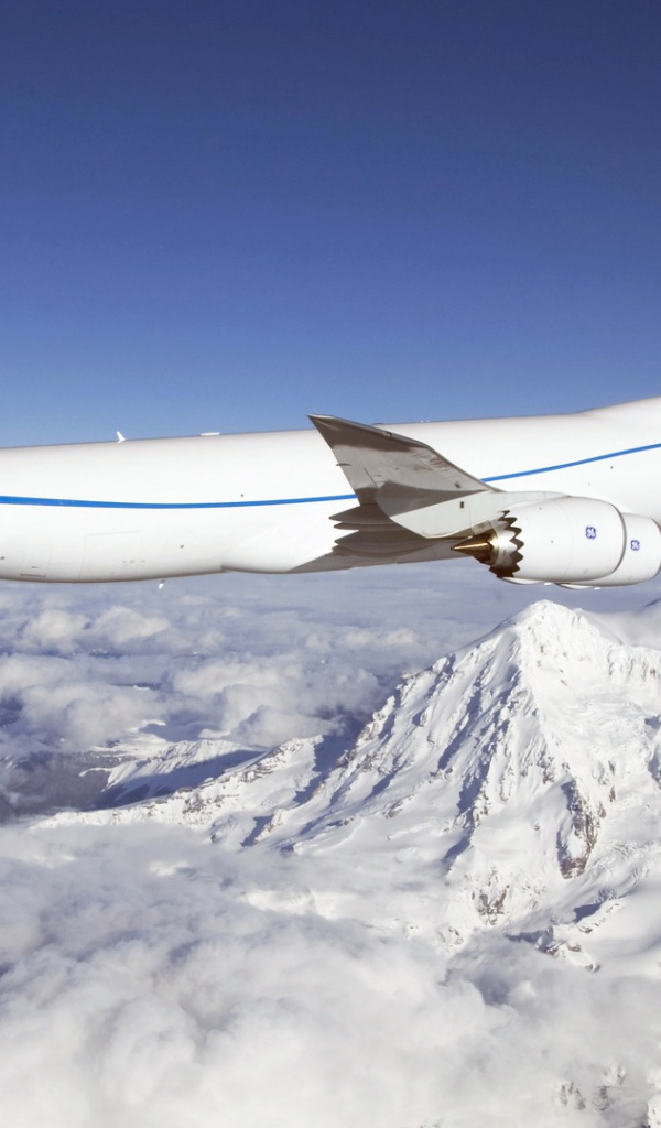 Boeing 747  над заснеженными горами