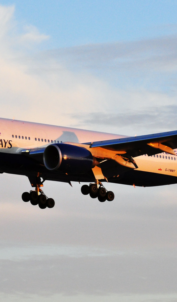 Boeing 777 авиакомпании British Airways летит на рассвете 