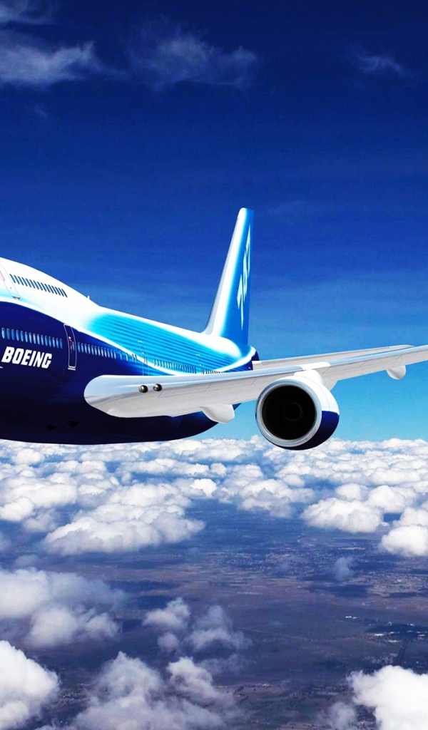 Boeing пролетает над белыми облаками 