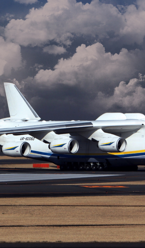 Грузовой самолет Ан 225 Мрия в аэропорту 