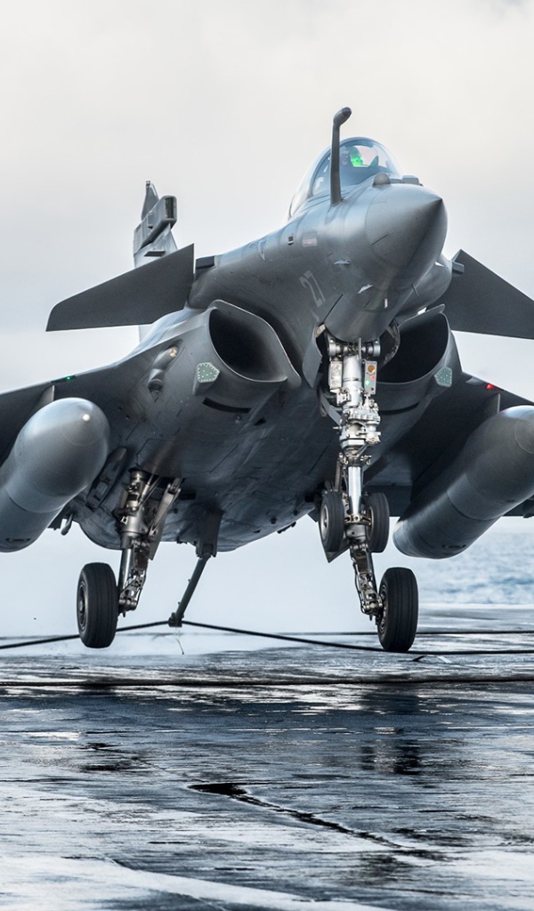 Многоцелевой истребитель Dassault Rafale готовится к взлету 