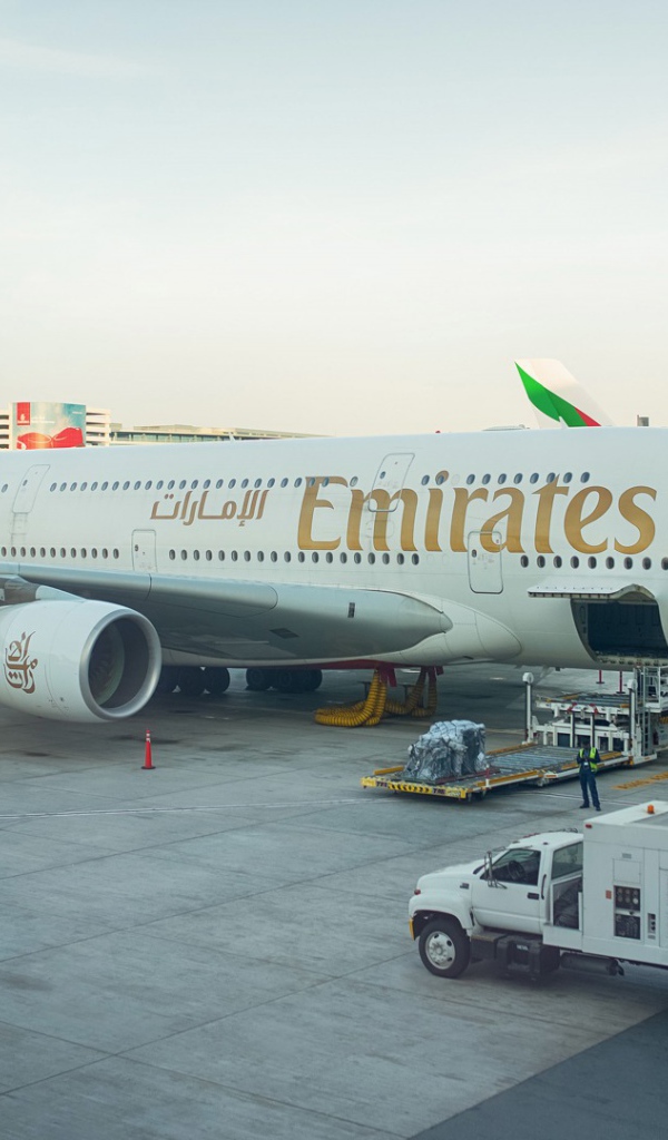 Двухпалубный Airbus A380 - 800 авиакомпании Emirates подготовка к взлету 