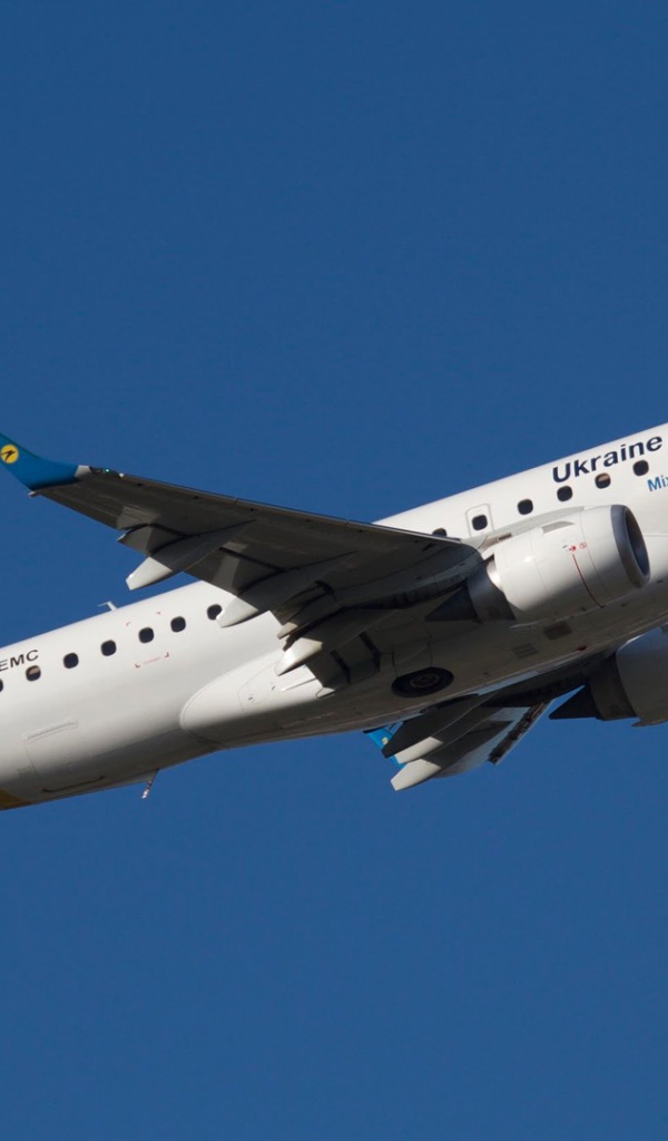 Embraer украинских авиалиний на взлете 