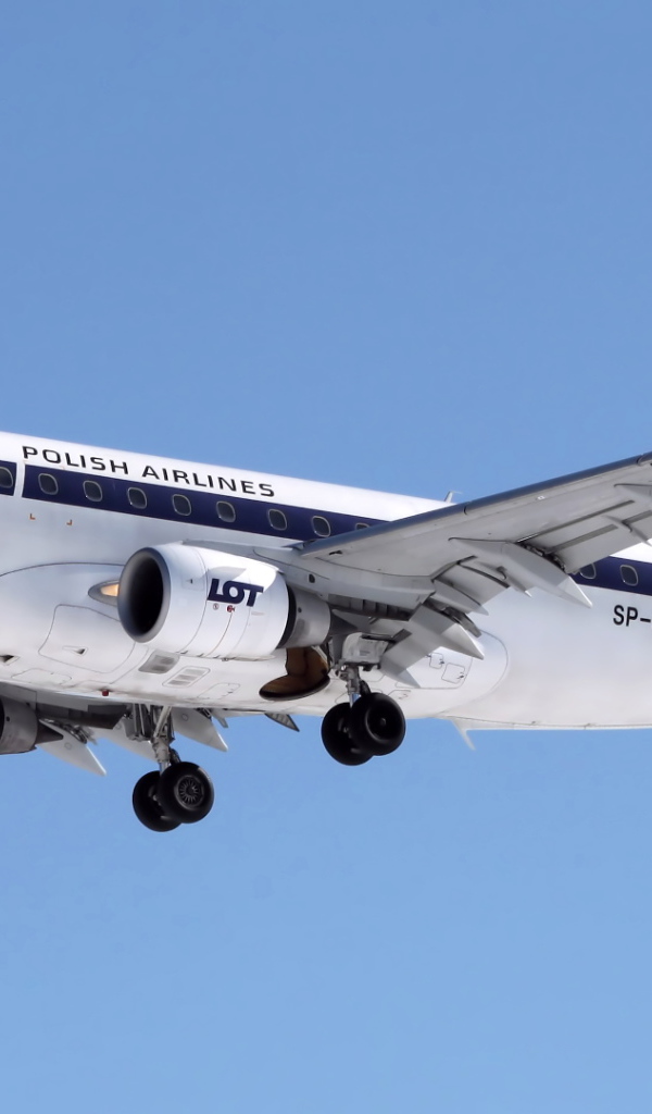 Пассажирский самолет Embraer 175  LOT польских авиалиний 
