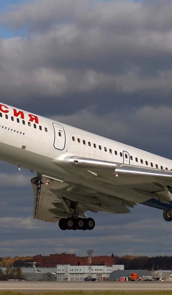 Взлет самолета ТУ-154 российских авиалиний 