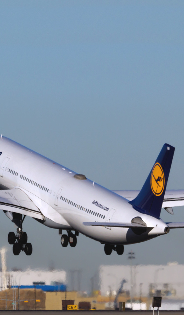 Взлет самолета Airbus A340 авиаперевозчика Lufthansa 