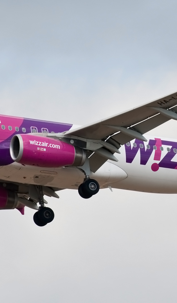 Взлет самолета Airbus авиакомпании Wizz Air  