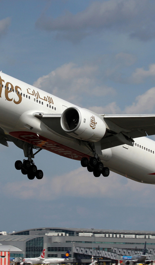 Взлет Boeing 777- 300 авиакомпании Emirates 