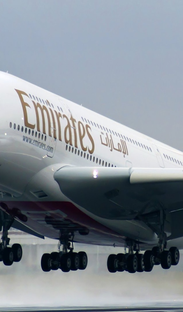 Самолет Airbus A380 авиакомпании Emirates взлетает 