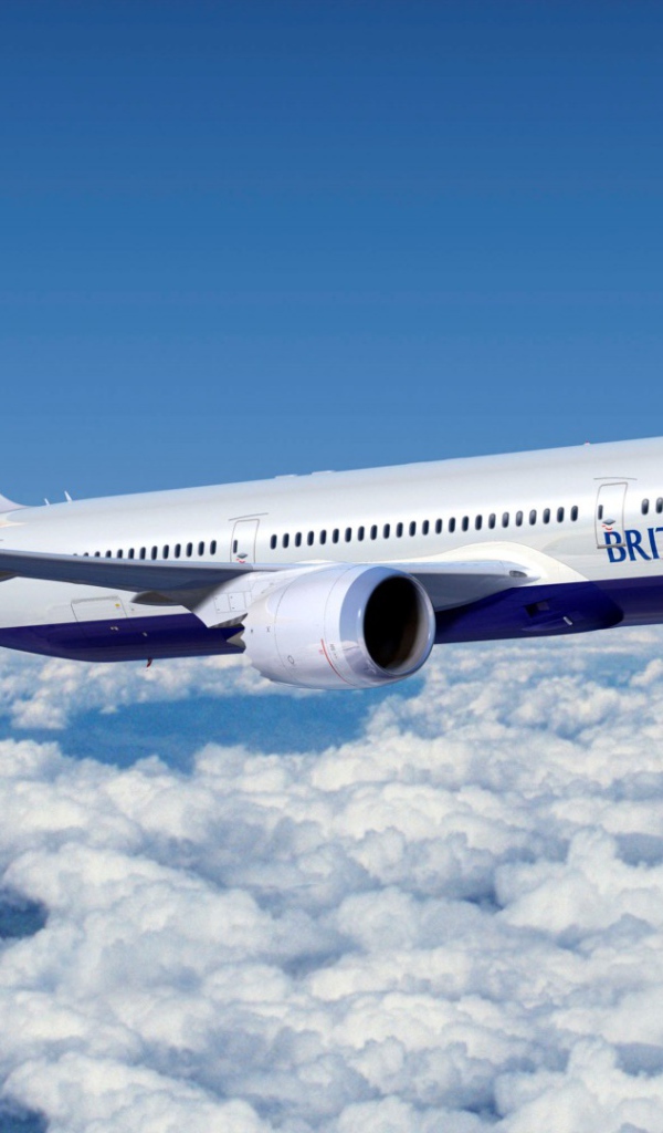 Самолет Boeing 777 авиакомпании British Airways летит над облаками 