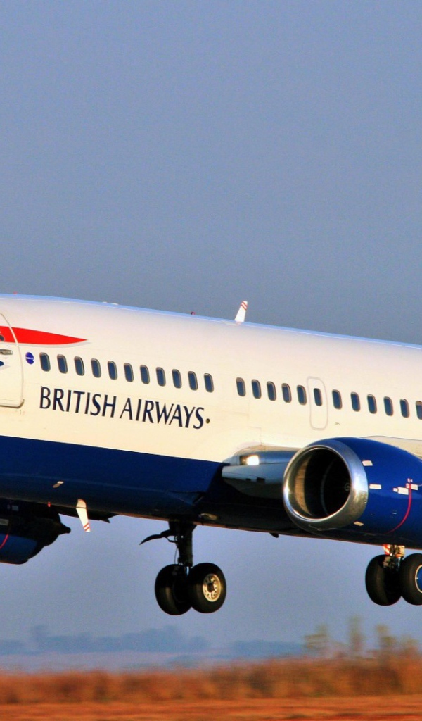 Самолет Boeing 777 авиакомпании British Airways готовится убрать шасси 