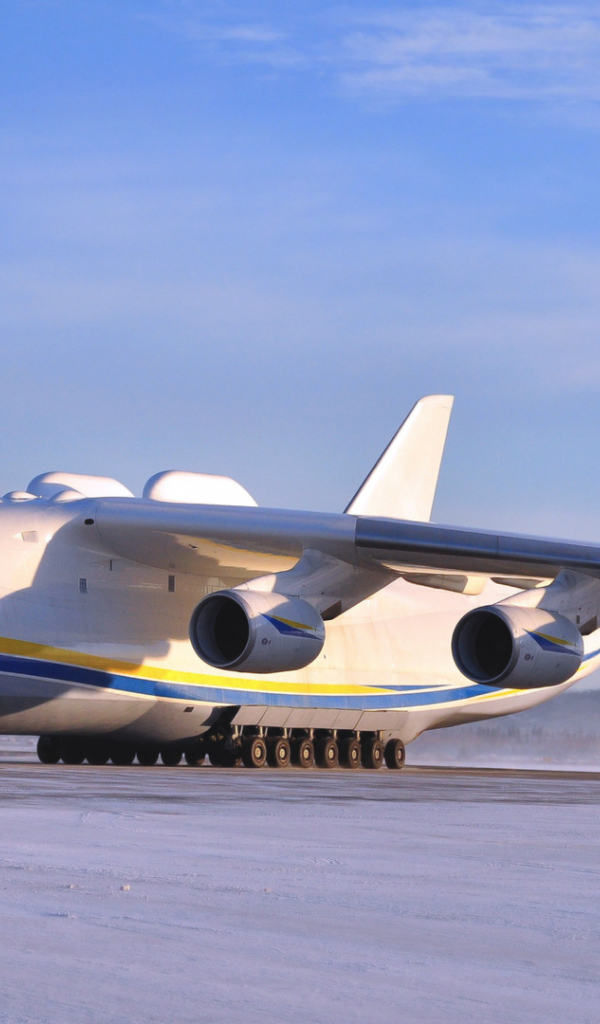 Самый большой самолет Ан-225 Мрия на взлетной  полосе зимой 