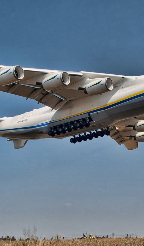 Самый большой самолет Ан-225 Мрия взлетает 