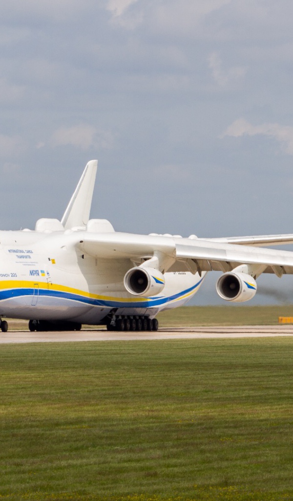 Самолет  АН-225 « Мрия» в аэропорту Праги