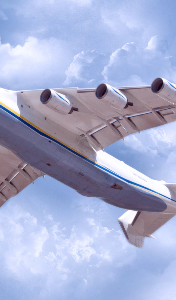 Транспортный реактивный самолёт АН-225 Мрия полет под облаками 