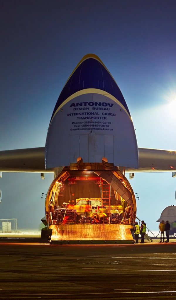 Разгрузка транспортного самолета Ан 225 Мрия в аэропорту города Алматы 