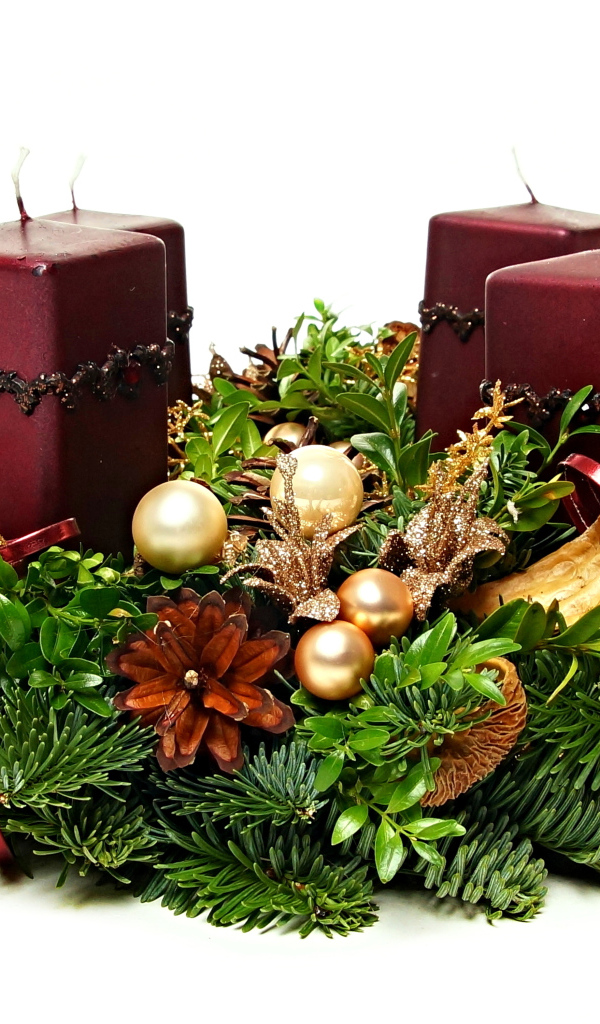 Бордовые свечи с рождественским венком на Рождество