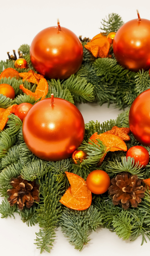 Рождественский венок из еловых ветвей со свечами