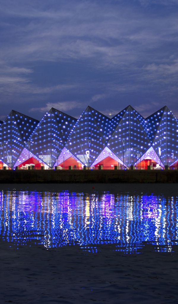 Бакинский кристальный зал отражается в воде  