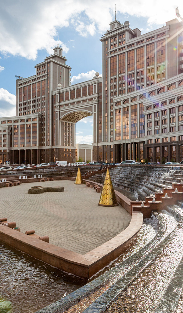 Красивое здание «Казмунай Газ»  город Астана 